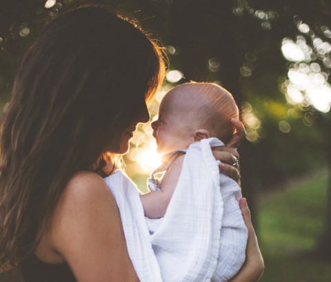 Membaca Kepribadian Orangtua Dari Cara Menggendong Bayi