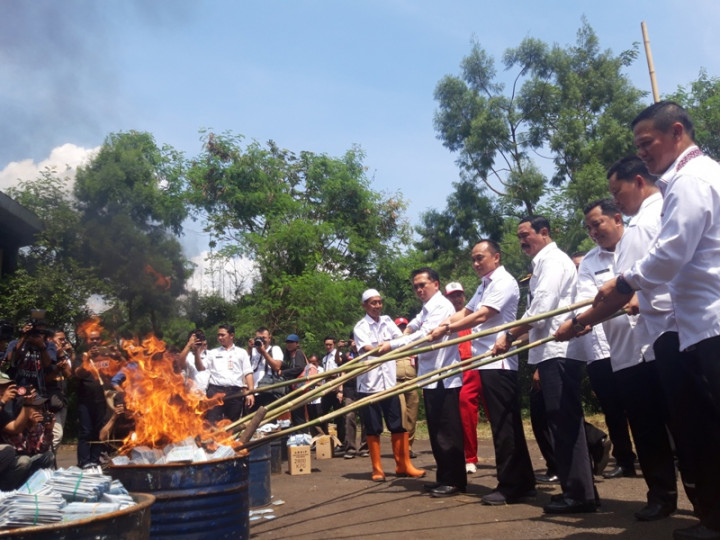 Kemendagri Bakar 1,3 Juta Keping KTP-el Rusak