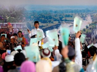 <i>Ketika Seorang Nenek Mengaku Janda ke Jokowi</i>