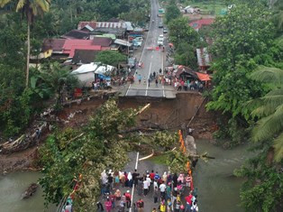 Jembatan Penghubung di Nias Ambruk