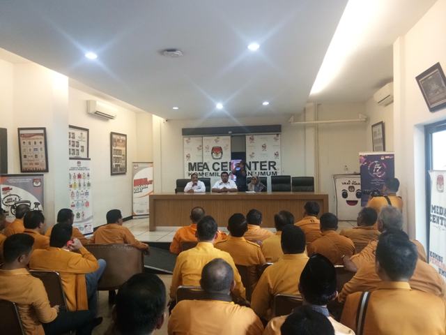 Demonstrasi Pengurus Partai Hanura di KPU Memanas