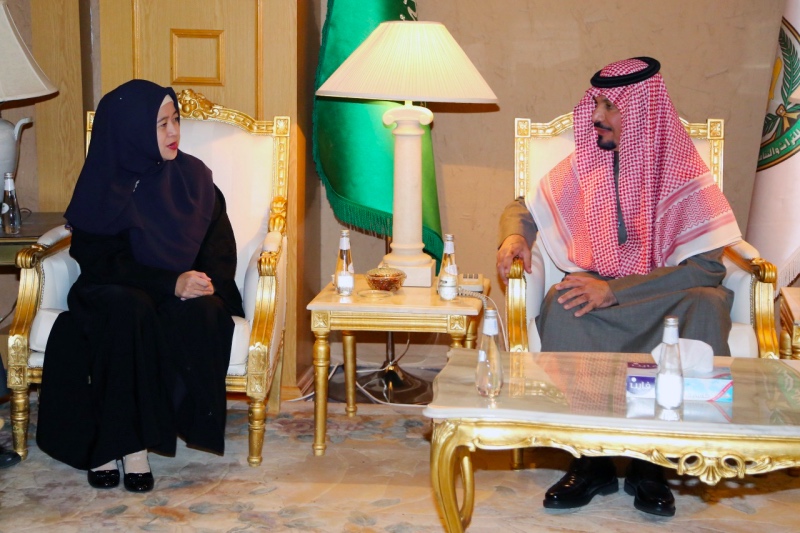 Menteri Puan (Kiri) melakukan pertemuan dengan Pangeran Khalid bin Abdulaziz bin Ayyaf Al Muqrin. (Foto: AFP).