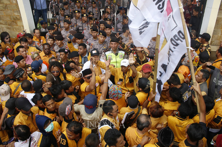 Ratusan Kader Hanura Geruduk Kantor KPU
