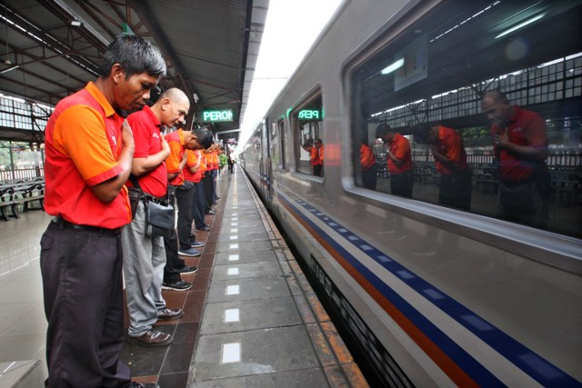Kegiatan Komunitas Pecinta Kereta Indonesia sedang memberikan penghormatan kepada Penumpang Kereta Api, ketika meninggalkan stasiun. Foto: MI/Adam Dwi