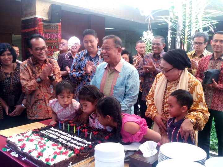<i>Selamat Datang di Klub 70 Tahun, Menko Darmin!</i>