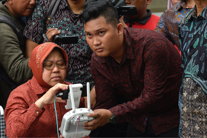Risma Pantau Perbaikan Jalan Ambles Melalui Drone