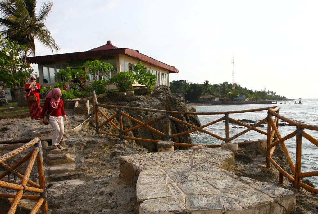 Wisatawan berlibur di Anyer yang menghadapi jalan gelap