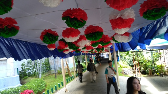 Hiasan bunga kertas melambangkan Indonesia dan peryaan Natal di Gereja Katedral/Medcom.id/Syahrul Alam