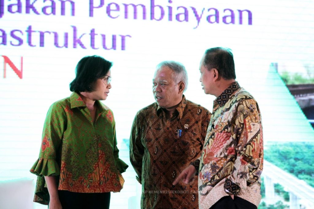 Menkeu Sri Mulyani, Menteri PUPR Basuki Hadimuljono, dan Menristekdikti Mohamad Nasir (kiri-kanan) dalam sebuah kesempatan, Kemenristekdikti/humas.