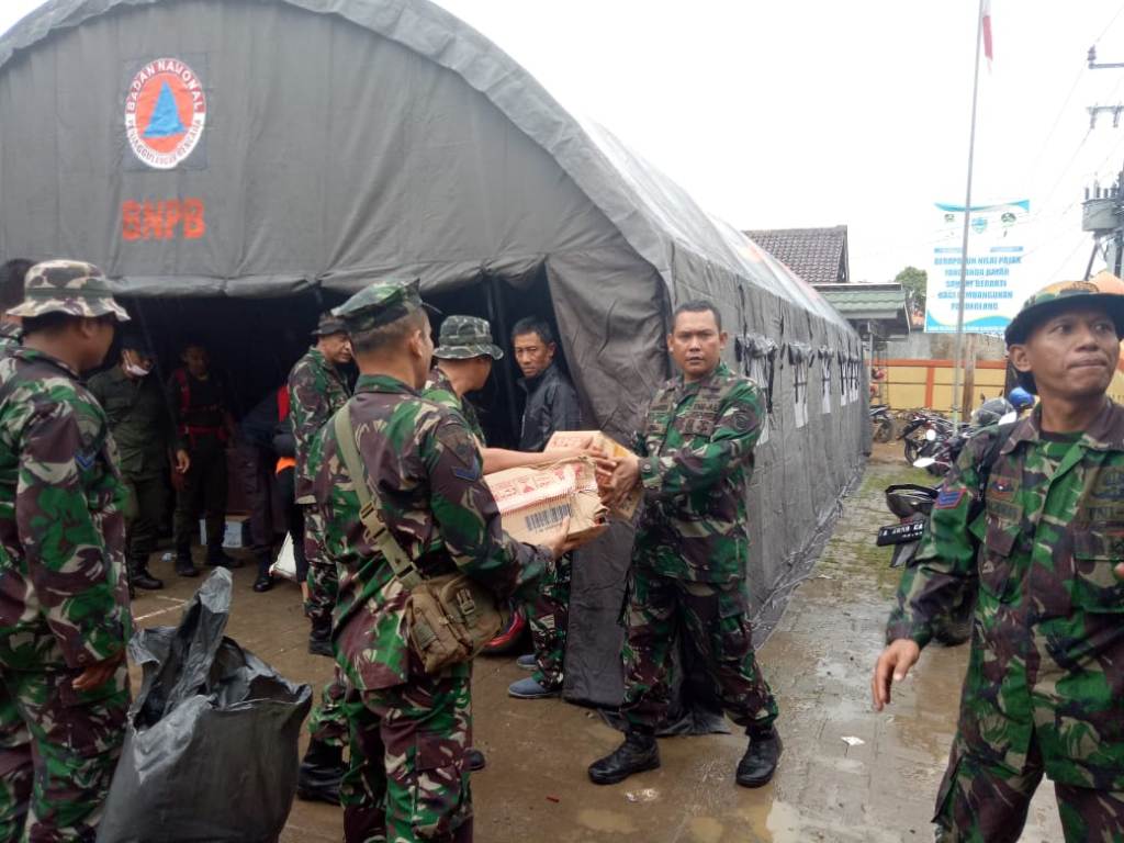 Tim Lantamal III Jakarta menyalurkan bantuan ke korban tsunami di Pandeglang, Banten. foto; Istimewa.