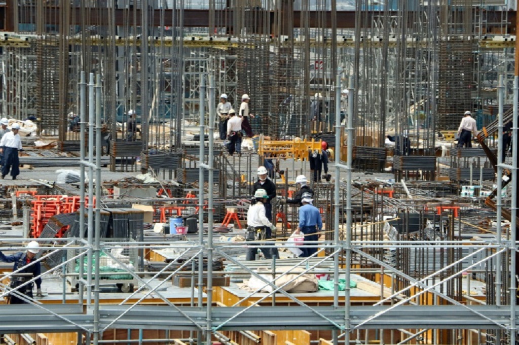 Aktivitas pekerja di sebuah situs konstruksi di Jepang. (Foto: AFP/YOSHIKAZU TSUNO)