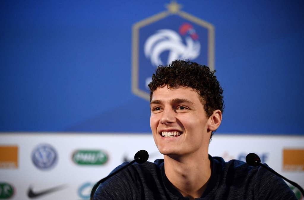 Benjamin Pavard menyangkal kabar yang menyebut dirinya sepakat ke Bayern Munchen (AFP/Franck Fife)
