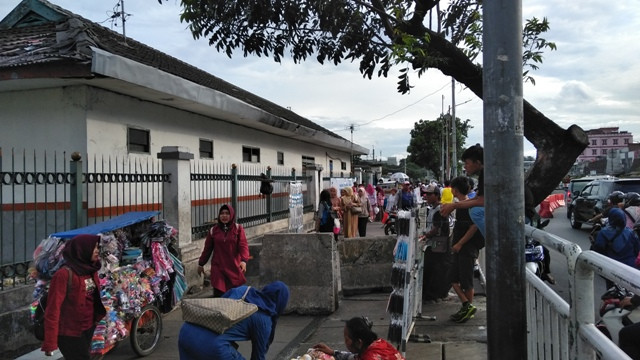 Kesemrawutan Trotoar Stasiun Pasar Minggu