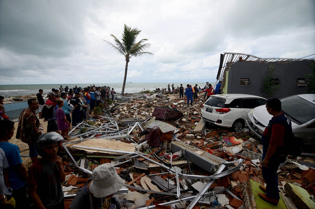 Tim dan relawan mengevakuasi korban tertimbun bangunan setelah tsunami menerjang kawasan Anyer, Banten, Senin, 24 Desember 2018, MI - Susanto