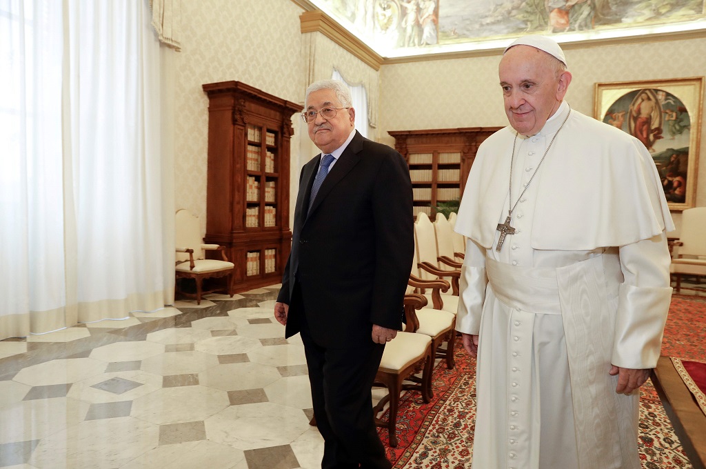 Paus Fransiskus (kanan) bersama Presiden Palestina Mahmoud Abbas di Vatikan, 3 Desember 2018. (Foto: AFP/ANDREW MEDICHINI)