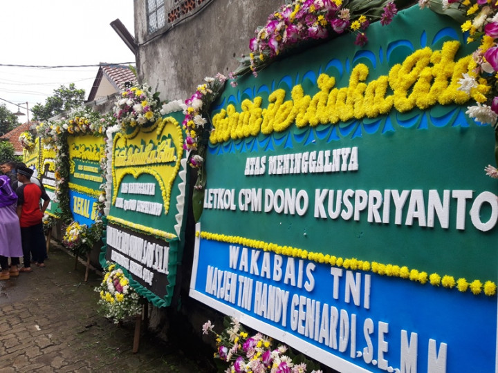 Rumah Duka Letkol Dono Dibanjiri Karangan Bunga