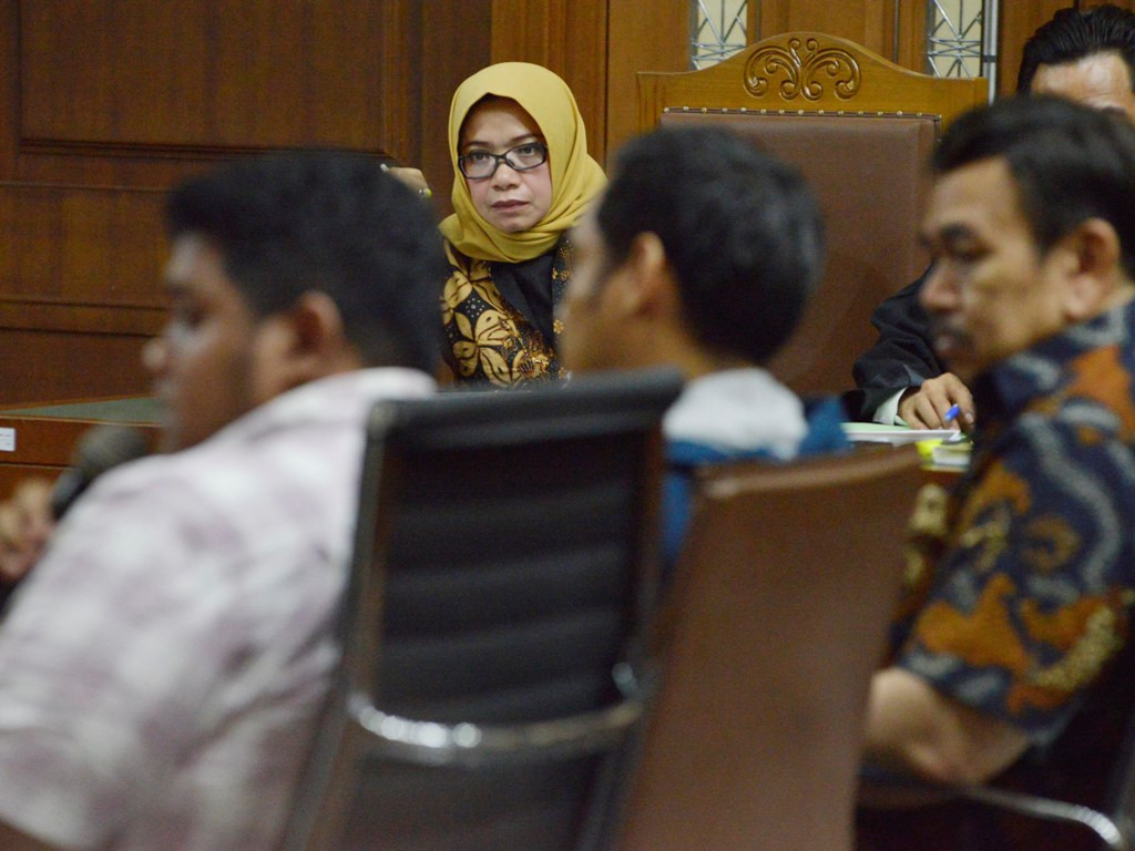 Terdakwa kasus suap PLTU Riau-1 Eni Maulani Saragih mendengarkan keterangan saksi saat menjalani sidang lanjutan di Pengadilan Tipikor. Foto: MI/Mohamad Irfan.