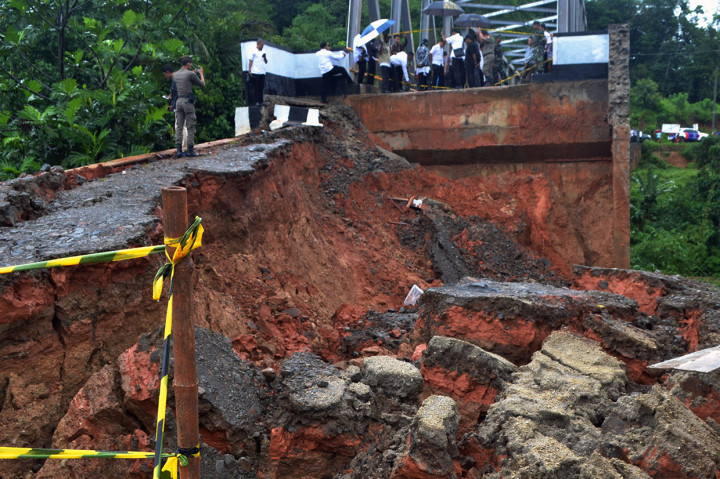 Jembatan Penghubung Desa di Lebak Banten Ambles