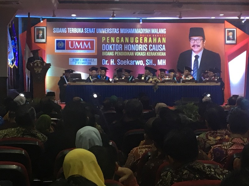 Gubernur Jatim Soekarwo saat dianugrahi gelar Doktor Honoris Causa dari Universitas Muhammadiyah Malang (UMM). (Medcom.id/Amal).