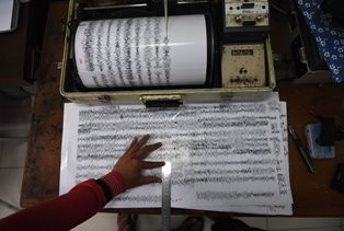 Radius Aman Erupsi Anak Krakatau Bertahan di Lima Kilometer