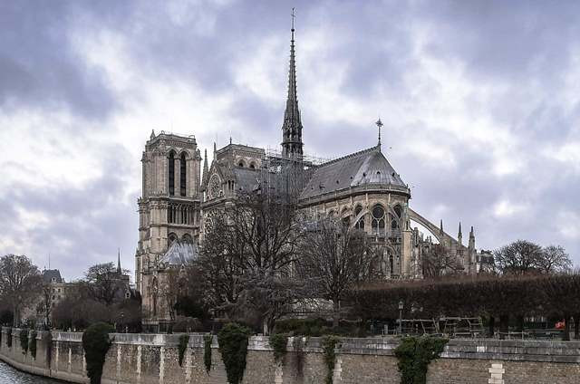 Notre Dame du Travail, Gereja Gotik di Tengah Sungai