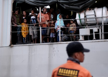 Ratusan Warga Pulau Sebesi Dievakuasi