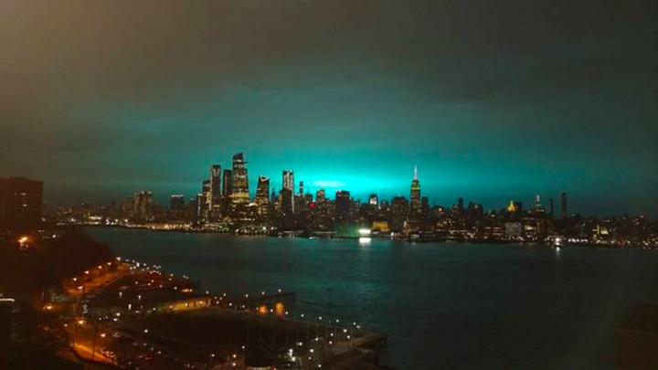 Ledakan Gardu Ubah Gelap Malam New York Jadi Membiru