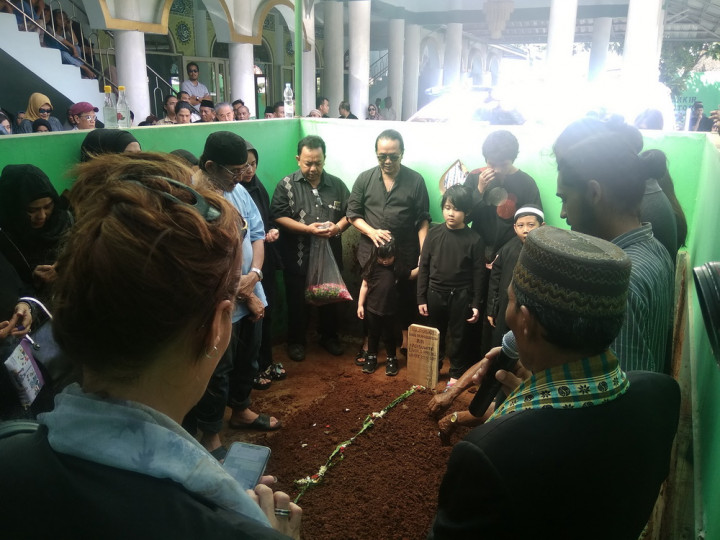 Dian Pramana Poetra Dimakamkan Satu Liang dengan Sang Ayah