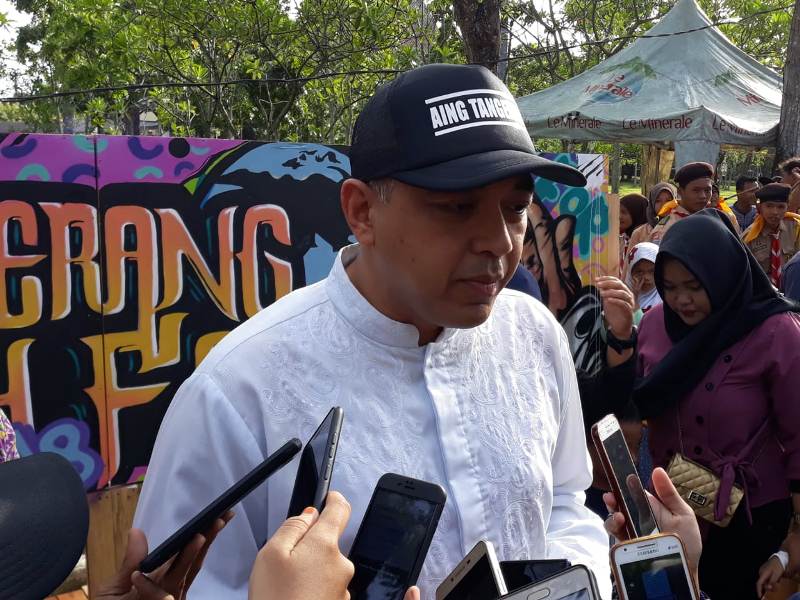 Bupati Tangerang Ahmed Zaki Iskandar saat membuka posko bantuan untuk korban tsunami.