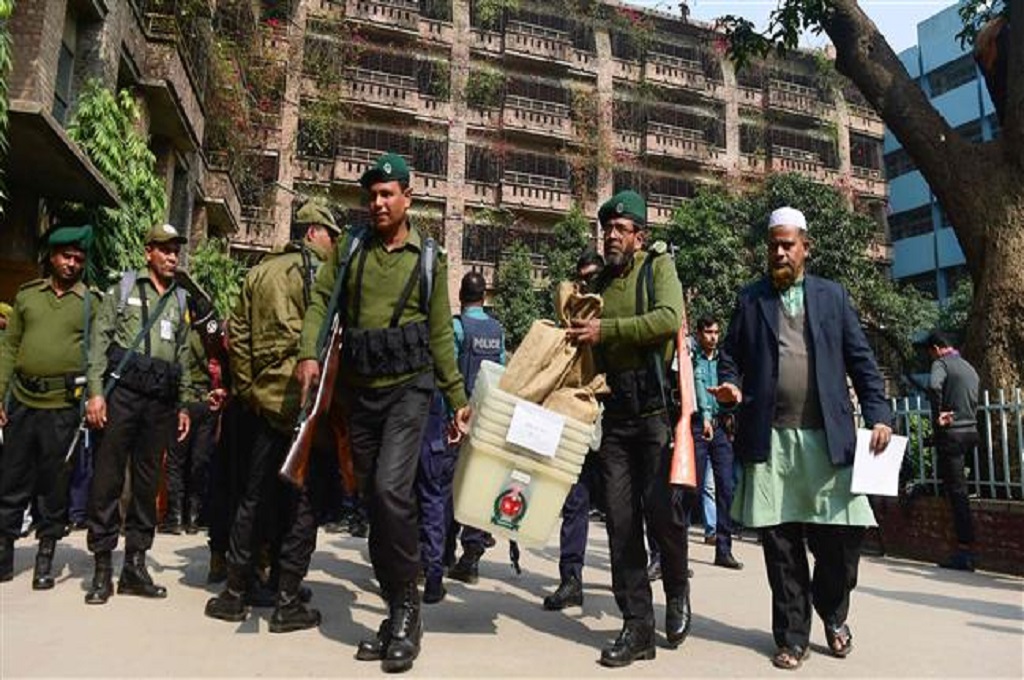 Petugas keamanan membawa kotak suara dan material pemilu lainnya di Dhaka, Bangladesh, 29 Desember 2018. (Foto: AFP)