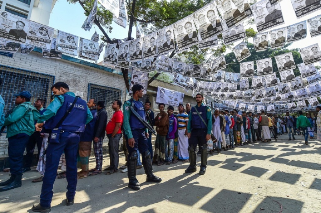 Warga mengantre untuk menggunakan hak pilih dalam pemilu di Bangladesh, Minggu 30 Desember 2018. (Foto: AFP)