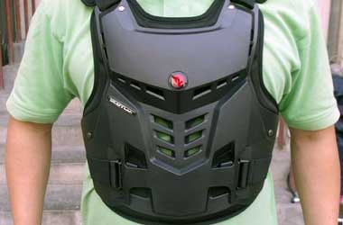 Pelindung Dada, Jurus Ampuh Biker Cegah Masuk Angin
