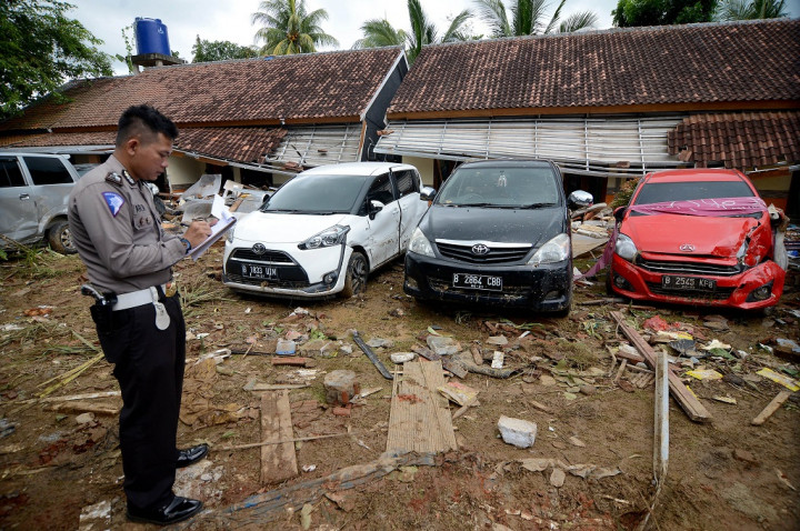 Reruntuhan Bangunan Berserakan di Pantai Carita