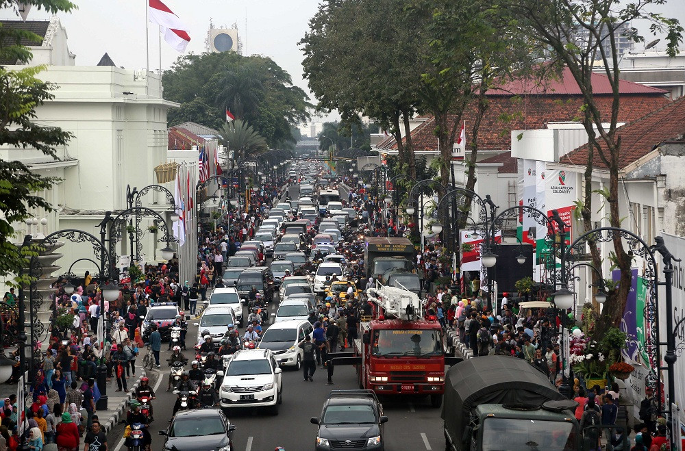 Kepadatan lalulintas di depan Gedung Merdeka di Jalan Asia Afrika, Bandung , Jawa Barat, Rabu (22/4). MI/RAMDANI.