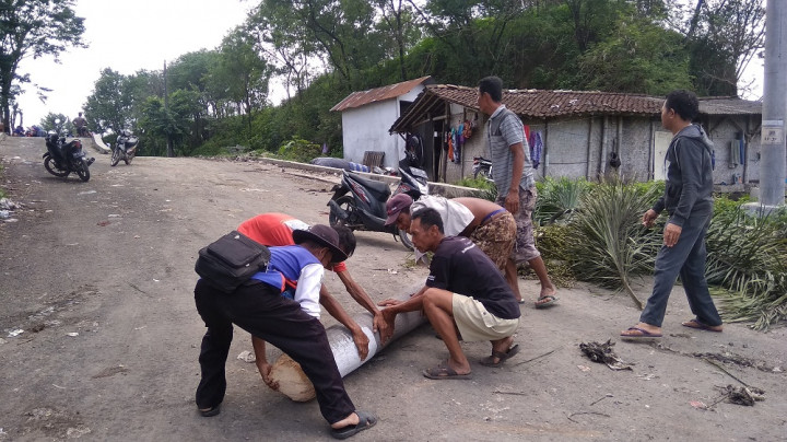 Warga Tutup Jalan Masuk Menuju TPST Piyungan