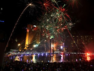 Ribuan Tembakan Kembang Api Meriahkan Malam Pergantian Tahun di TMII