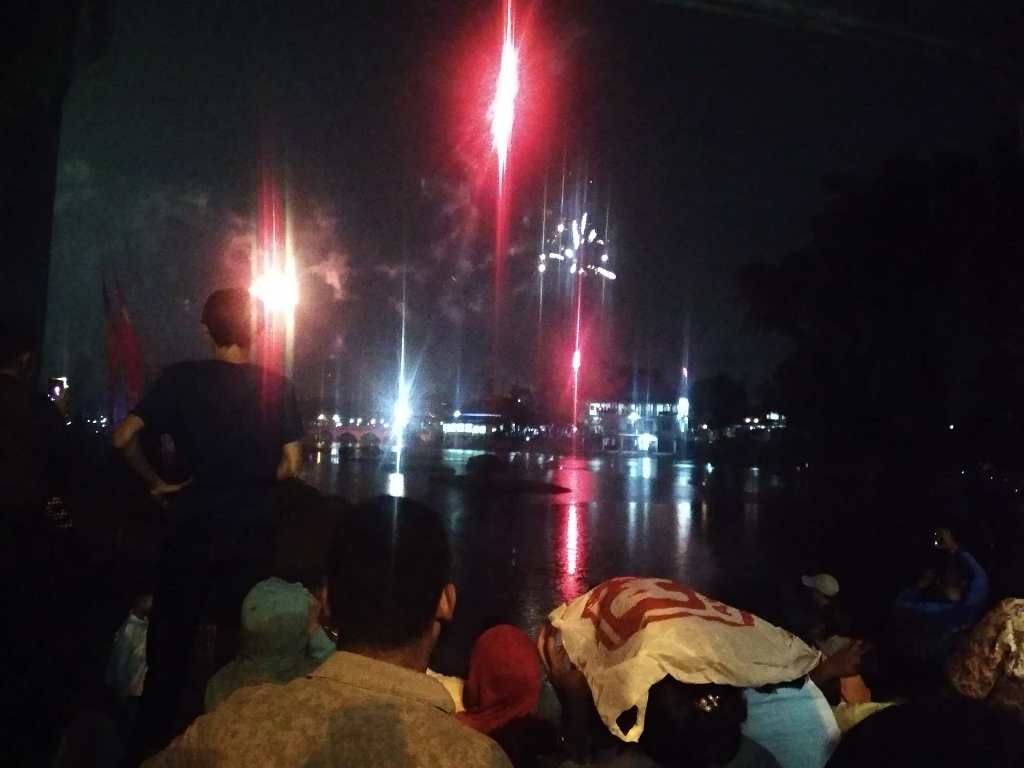 Pengunjung menikmati pesta kembang api di TMII di tengah guyuran hujan. Foto: Medcom.id/Muhammad Al Hasan.