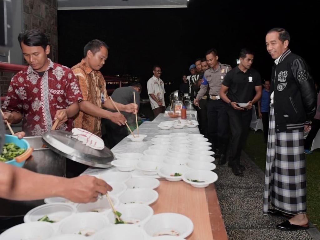 Presiden Jokowi merayakan malam pergantian tahun dengan bersantap bersama Paspampres, polisi, dan pegawai Istana Bogor. Foto: Biro Pers Sekretariat Presiden/Kris.