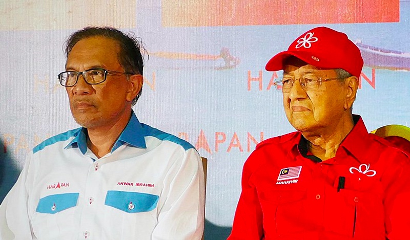 Anwar Ibrahim (kiri) bersama dengan Mahathir Mohamad (kanan). (Foto: Free Malaysia Today).