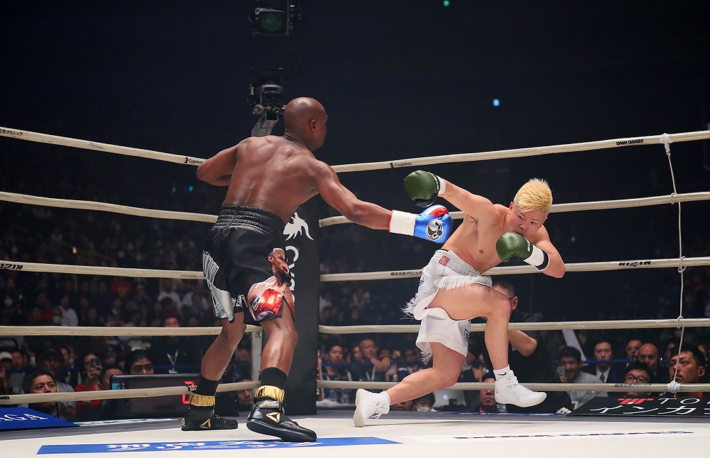 Momen Floyd Mayweather Jr saat memukul jatuh Tenshin Nasukawa (AFP PHOTO / 2015 RIZIN FF)