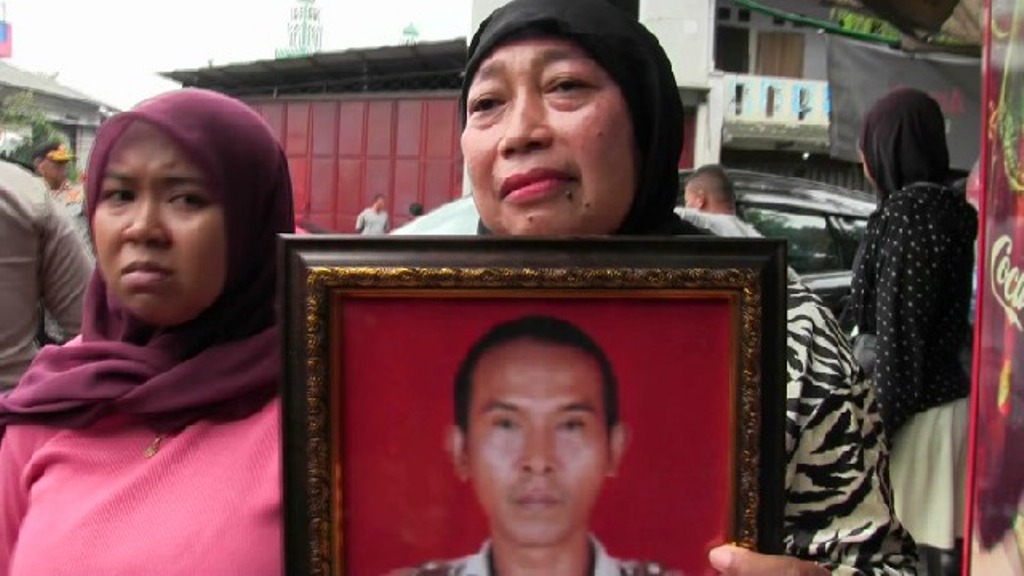 Foto Bripka Matheus dibawa sang istri saat prosesi pemakaman. Medcom.id