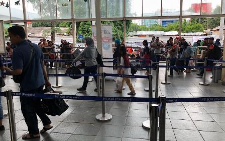 Suasana penumpang di stasiun Pasar Senen, Jakarta Pusat. Medcom.id/Theofilus Ifan Sucipto