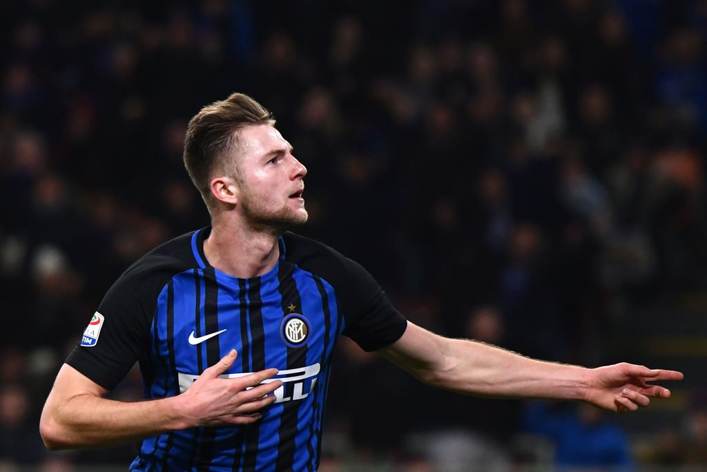 Milan Skriniar memilih bertahan di Inter Milan (AFP/Marco Bertorello)