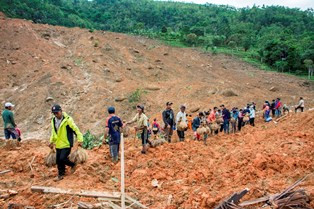 Evakuasi Korban Longsor Sukabumi Terkendala Hujan