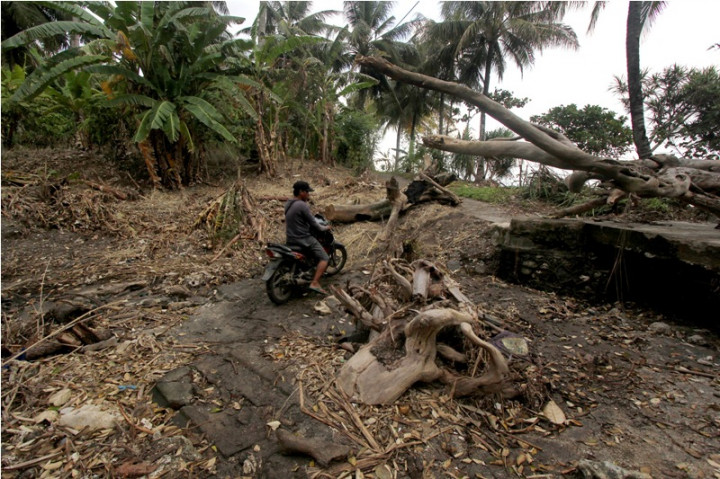 Pengungsi di Kalianda Masih Bertahan