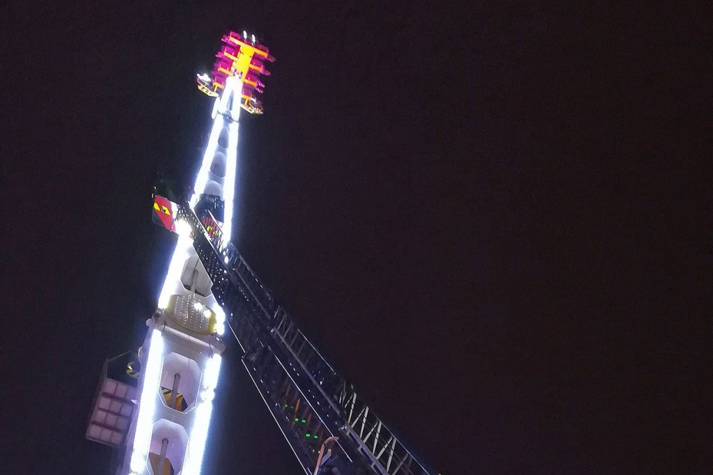 8 Orang Terjebak di Wahana Permainan Setinggi 52 Meter