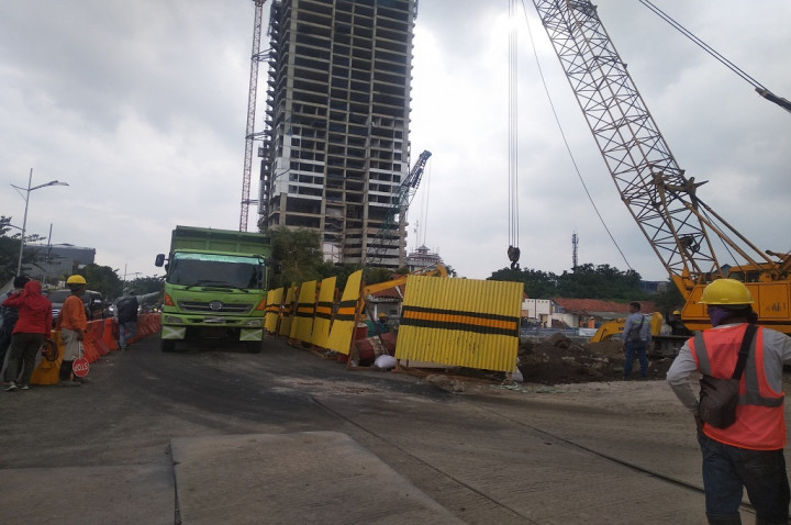 Kendaraan Lintasi Jalan Gubeng Surabaya Dibatasi