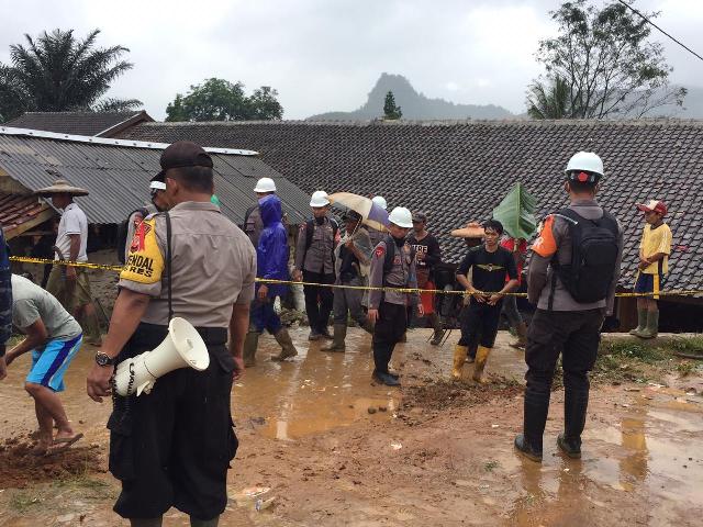 Evakuasi Korban Longsor Sukabumi Terkendala Cuaca