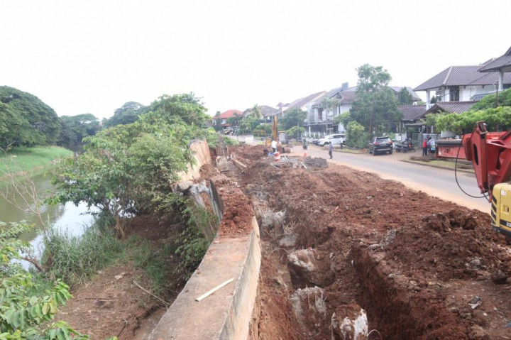 Tanggul Kali Bekasi Longsor