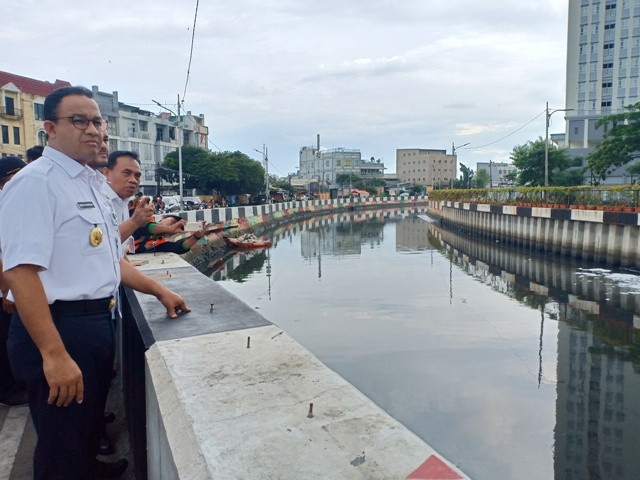 Anies Sebut Busa Kali Item Akibat Limbah Deterjen
